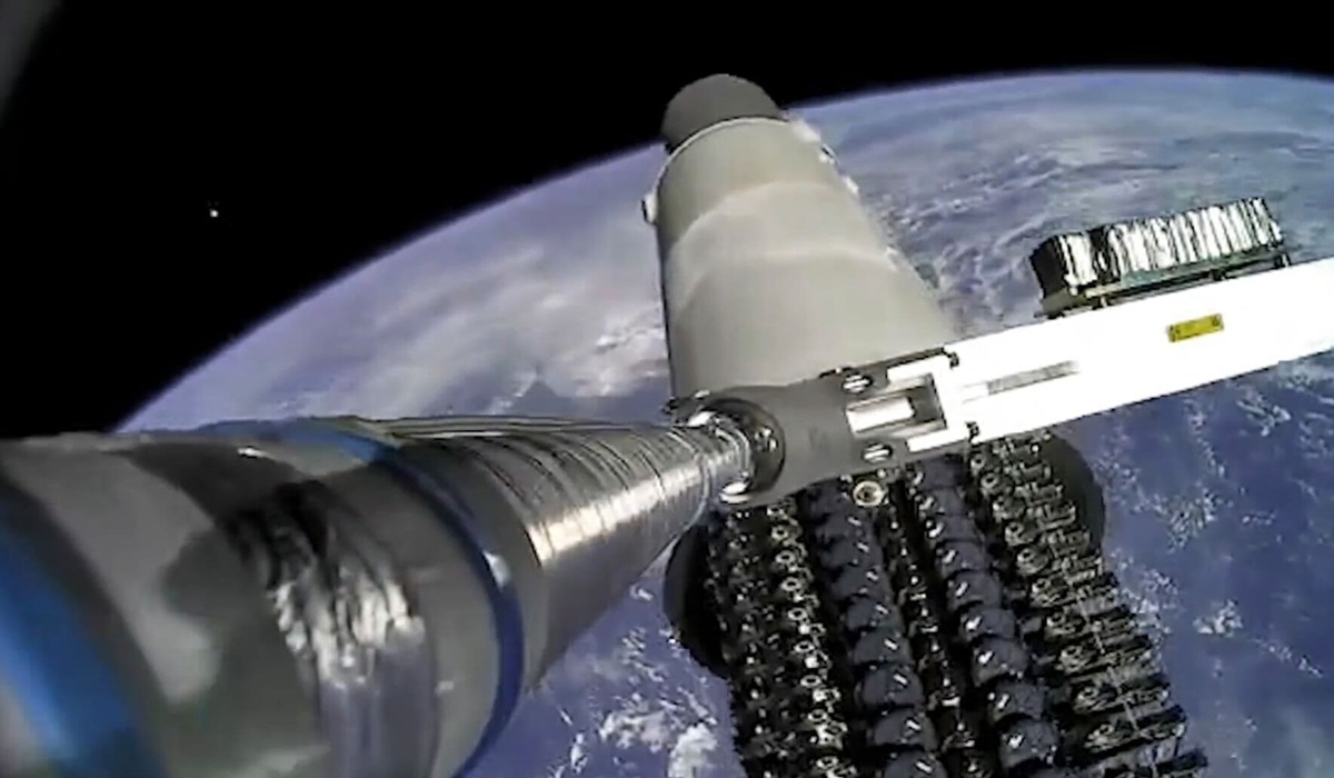 Jeff Bezos Just Placed a $9 Billion Bet to Break Starlink’s Monopoly-But Apple Holds the Kill Switch